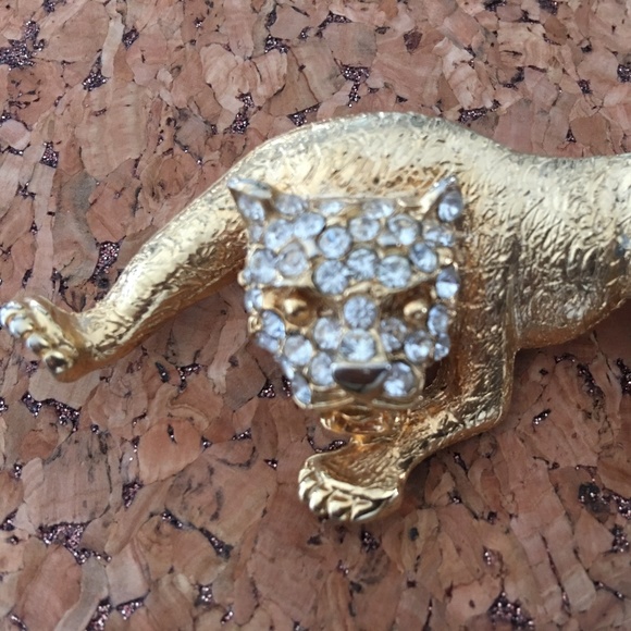 Jewelry - vintage rhinestone lion brooch pin